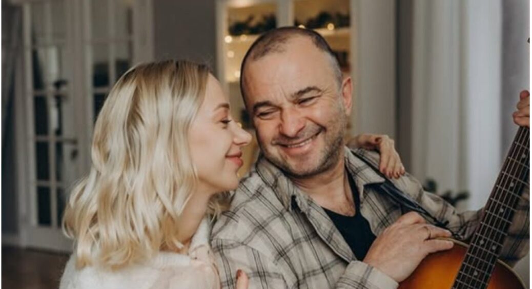 Поки що співає у машині: молода дружина Віктора Павліка готується вийти на сцену – це буде дует 