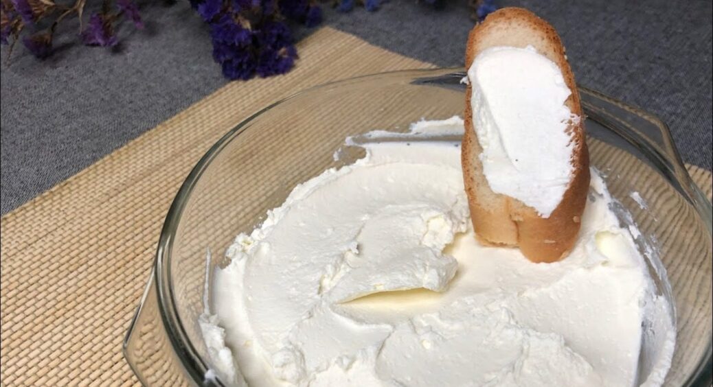 Дорога закуска за мінімум коштів: змішайте ряжанку і сметану – і ніжний сир готовий (Рецепт) 