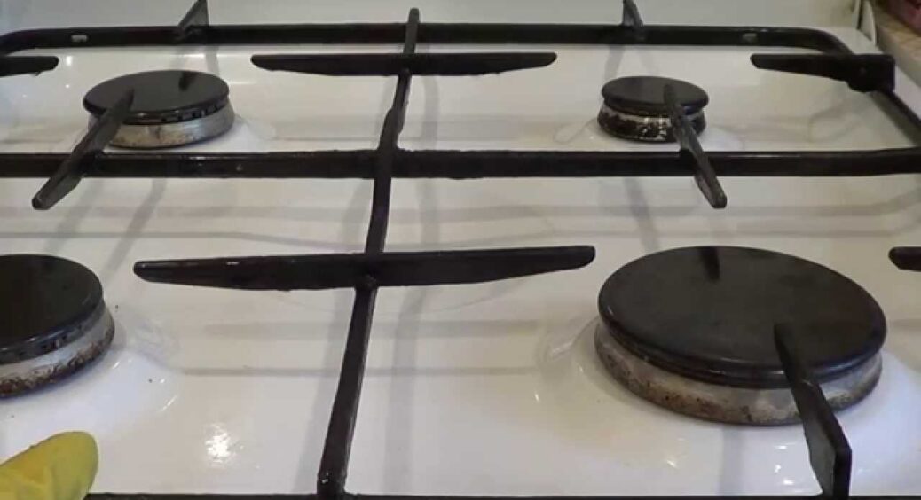 Ставлю на плиту 1 миску — і нагар відходить самостійно. Мийка займає лише 2–3 хвилинки 