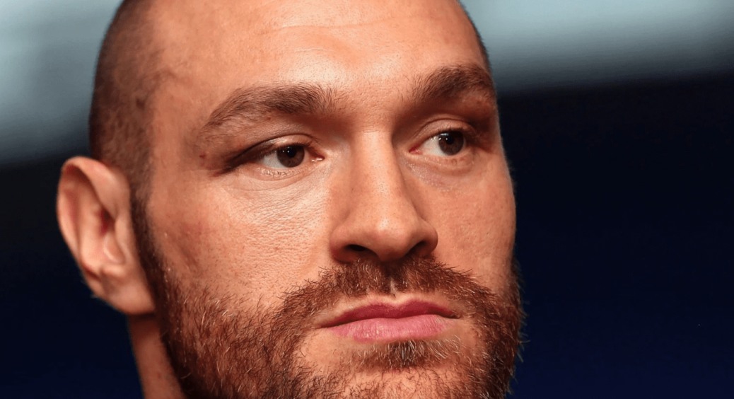 Яку фразу написав Фʼюрі на прапорі України після реваншу з Усиком: його “обсипали” вподобайками 