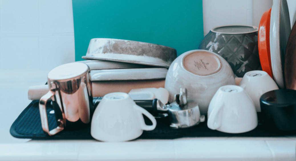 Як швидко зняти наліпку з посуду: потрібні лише свічка та скотч — і жодного сліду не лишиться 