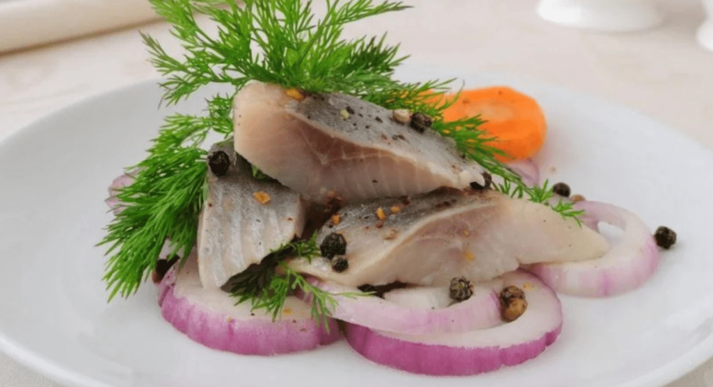 Риба “по-одеськи” за 5 хвилин: на смак як червона, пахне божественно — справжня насолода 