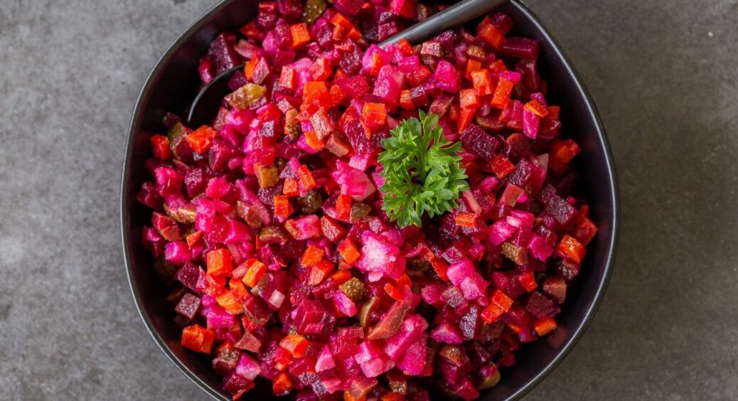 Такого “Вінегрету” я ще не їла: на ювілеї у свекрухи спробувала – ця 1 спеція змінює смак 