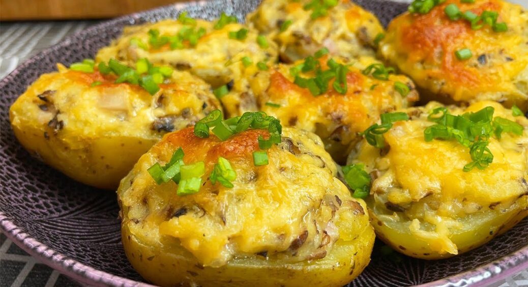 Наповніть кожен картопляний “човник” цією начинкою – такої запеченої картоплі ви не куштували 