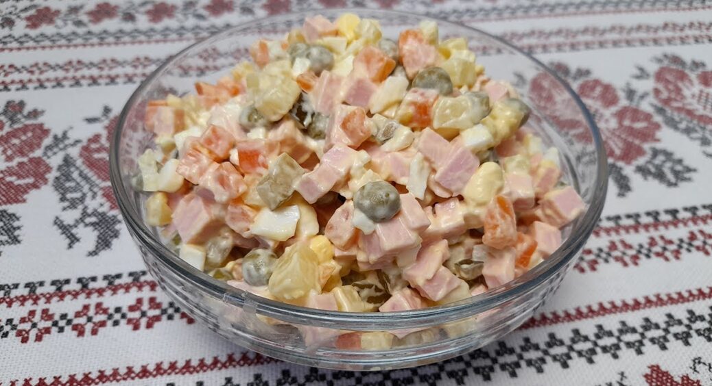 Ми їх для користі, а вони лише шкодять: чому не можна додавати до “Олів’є” ці 2 інгредієнти 