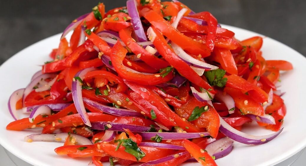 Теплий салат з болгарського перцю, який стане смачною новинкою на Новий рік (Рецепт) 