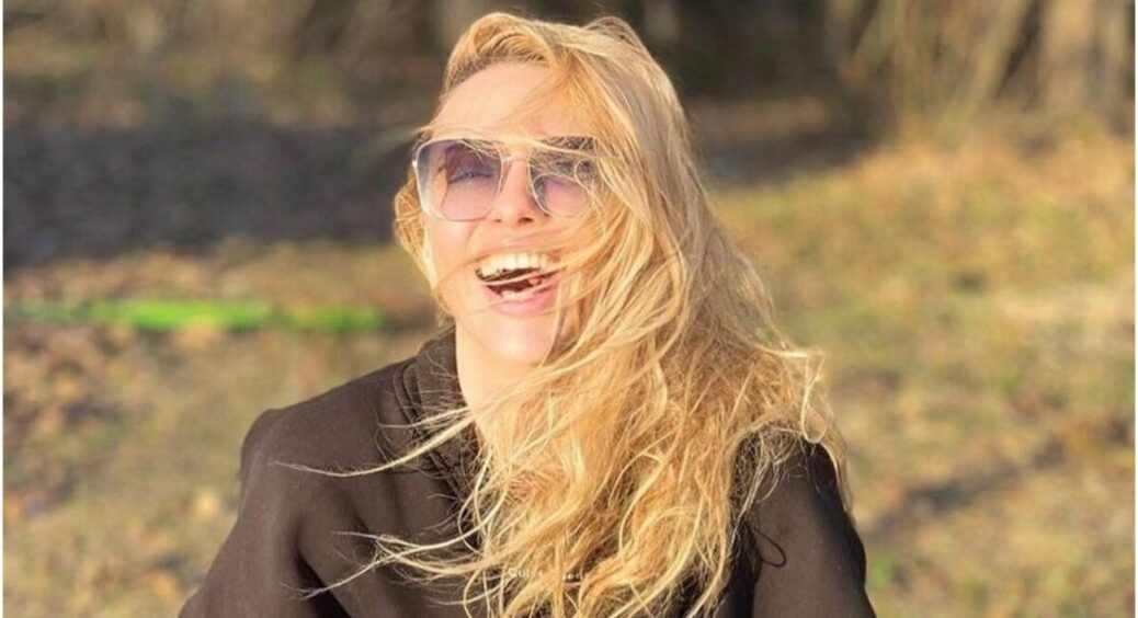 46-річна Оля Полякова заснула прямо на сцені перед глядачами: аж мікрофон впав з рук 