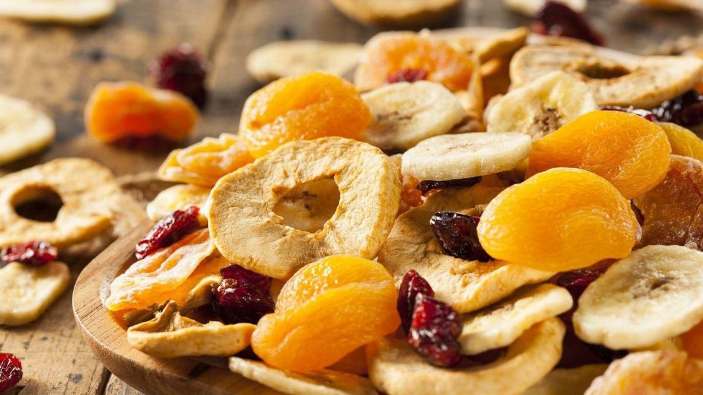 Як правильно мити сухофрукти та горіхи