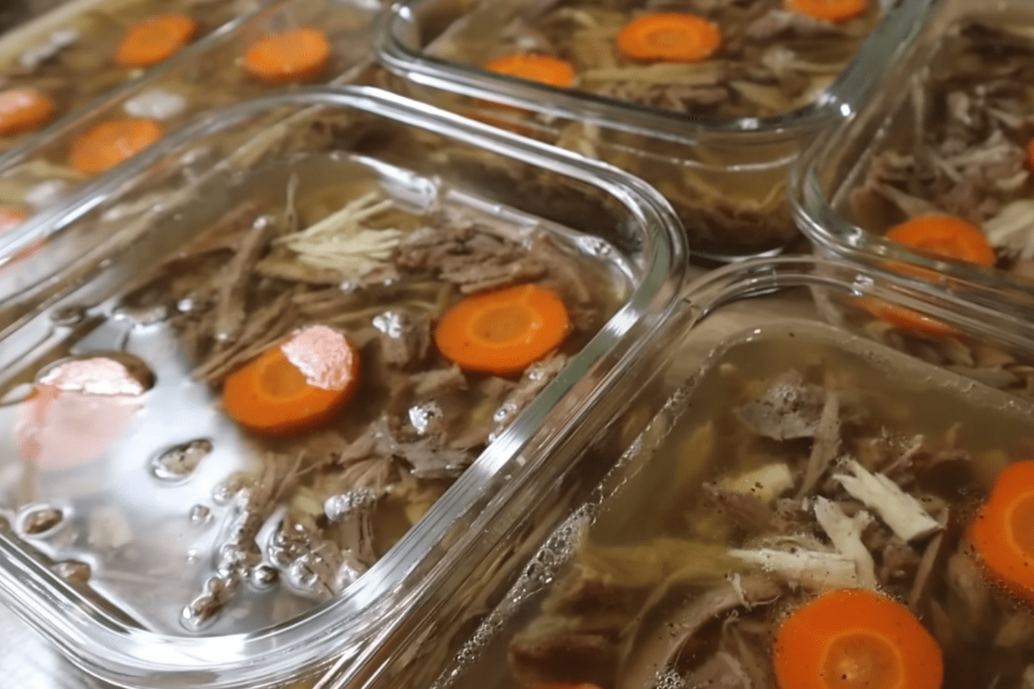 Кулінари розповіли, який продукт слід додати до холодцю, щоб він був прозорим Кулінари розповіли, який продукт слід додати до холодцю, щоб він був прозорим