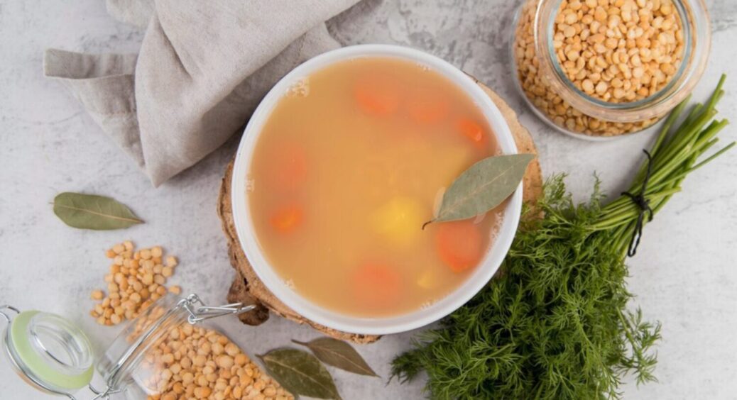 Коли кидати “лаврушку” в бульйон: більшість господинь припускаються поширеної помилки 