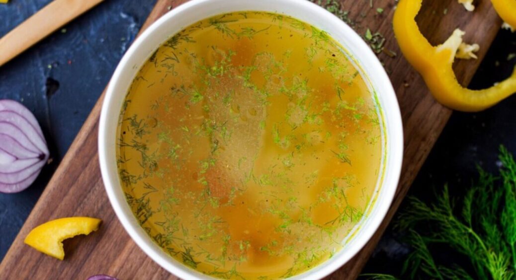 Якщо виливаєте, то дарма: що робити з першою водою після варіння мʼяса на бульйон 