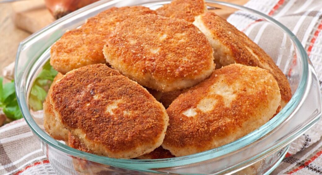 Котлети більше не розпадаються: додайте всього 1 продукт і фарш триматиметься, як бетон 