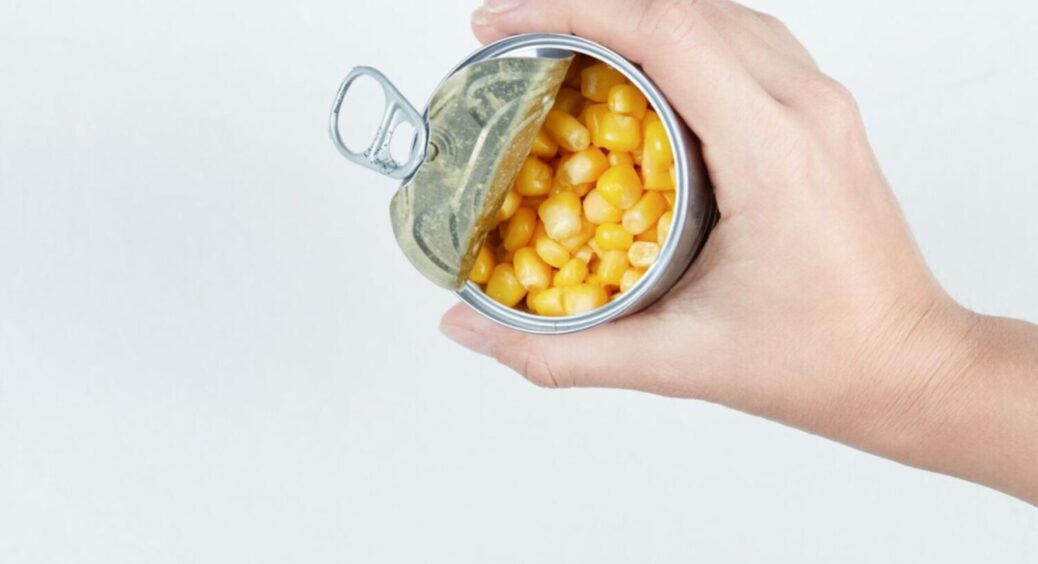 3 геніальних трюки і готово: як обрати смачну консервовану кукурудзу прямо в супермаркеті 