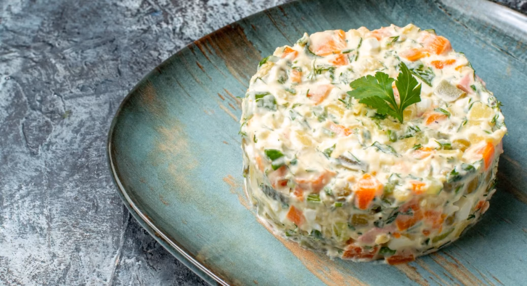 А навіщо? Чи можна солити салат “Олівʼє” – досвідчені кулінари розставили всі крапки над “і” 