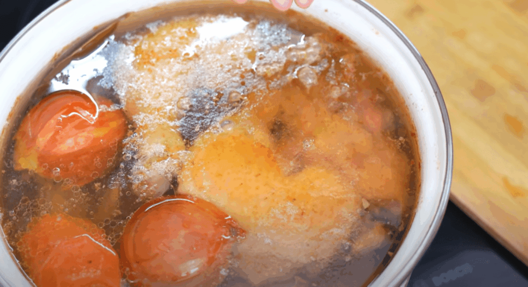 Прозорий домашній холодець без замочування м’яса на ніч: 1 секретний інгредієнт збирає всю піну 