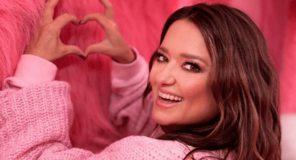 Кріль чи міль: 49-річна Могилевська показала чудну іграшку молодшої доньки — “Мохнатий Мух” 