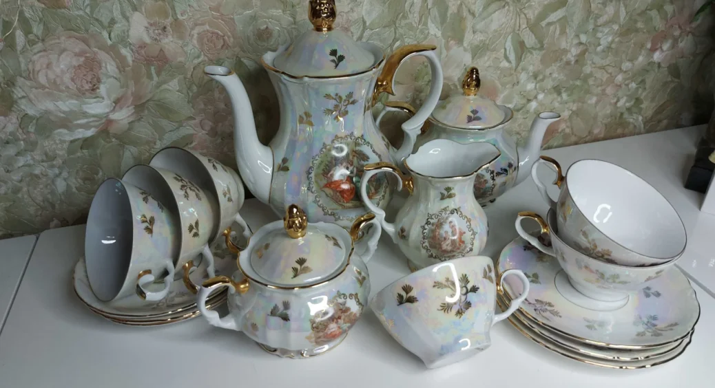 Циклічна мода: вінтажні сервізи повертаються в моду 2025 року – діставайте свої з сервантів 