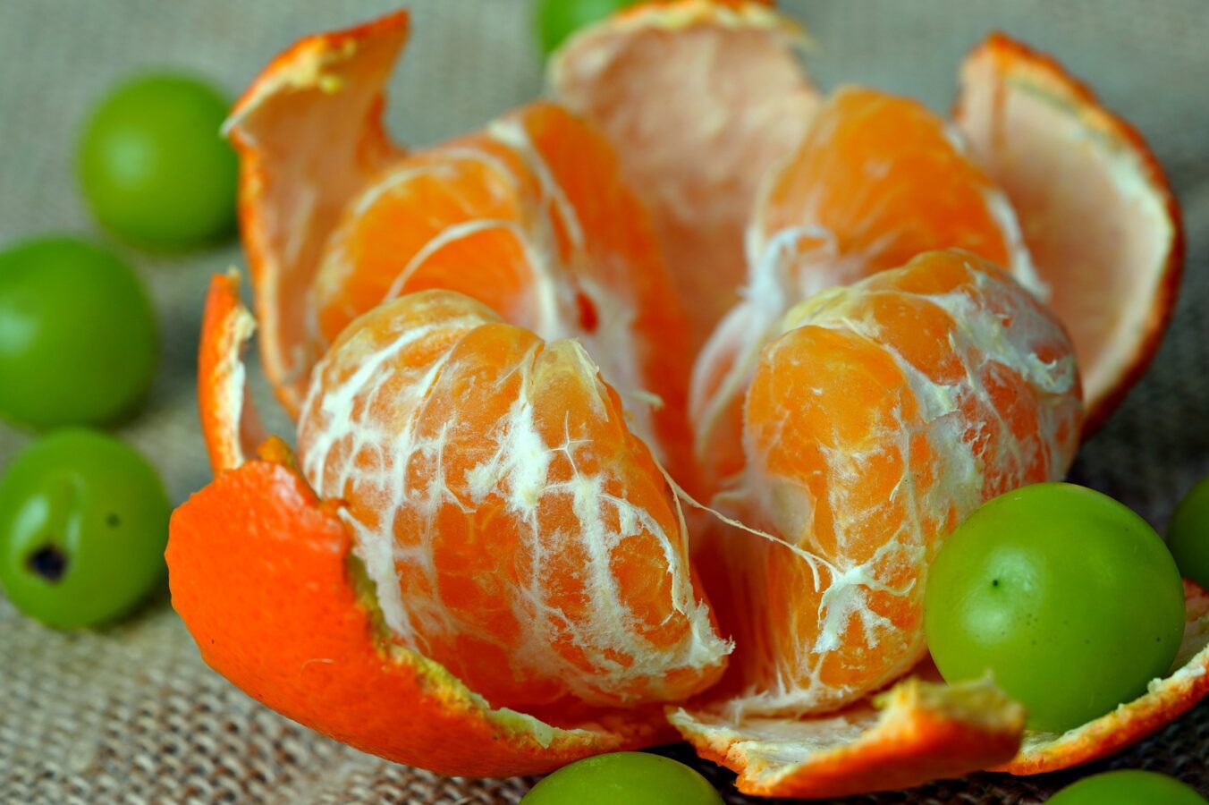 Експерти пояснили, чи потрібно видаляти з мандаринів білі волокна