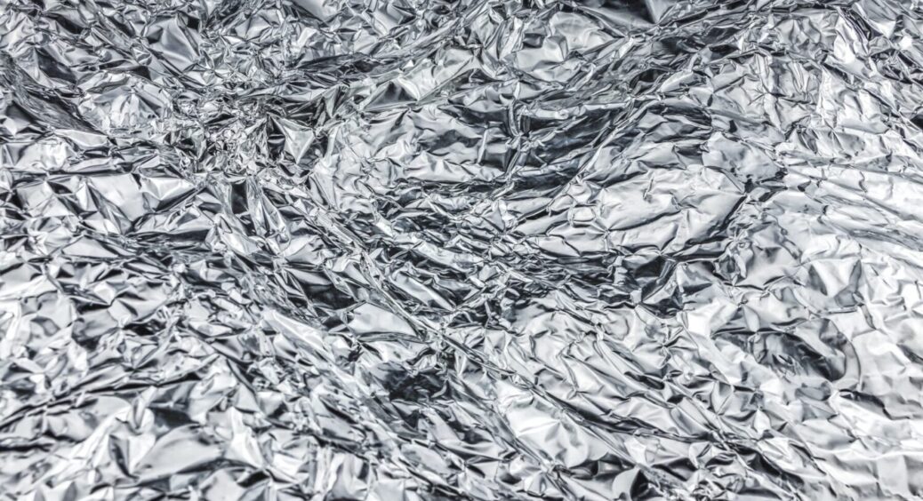 Киньте шматок фольги в окріп і результат вас точно порадує: цей трюк допоможе на кухні 