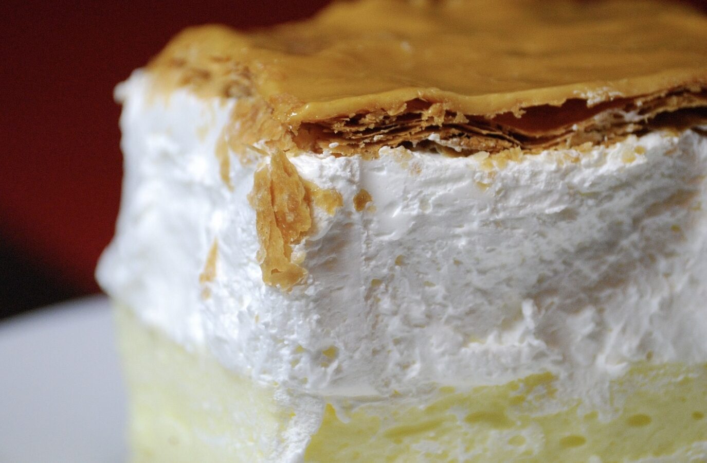 Кондитер розповів, як зробити повітряний крем для торта зі згущеного молока  