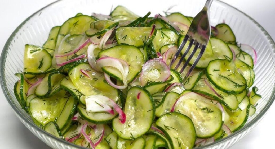 Найлегший салат для тих, хто на дієті: всього 2 овоча і легка заправка – на 160 ккал 
