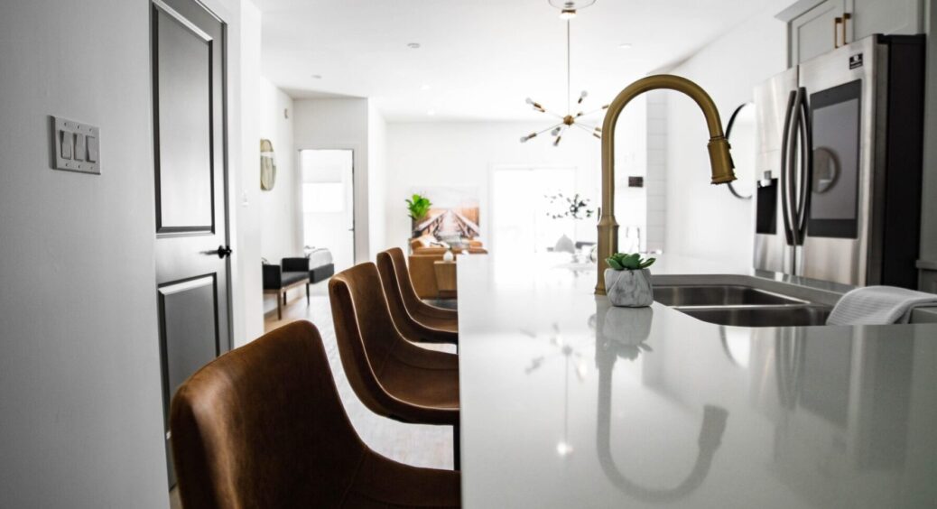 Геть жирний наліт: ефективні методи очищення кухні без хімії — меблі будуть в ідеальному стані 