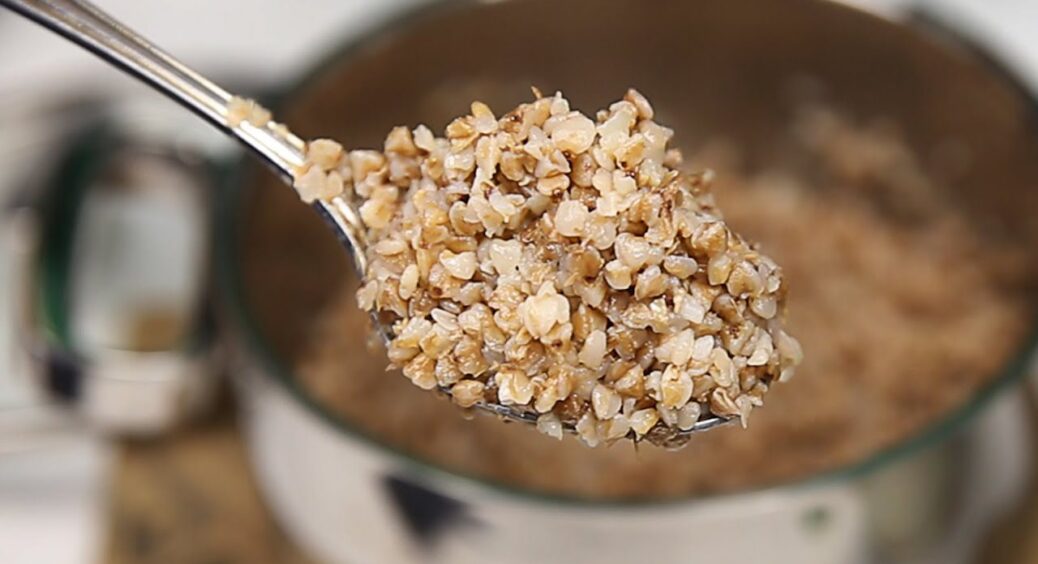 Менше солі – більше смаку: 3 техніки приготування гречки, які використовують кухарі їдалень 