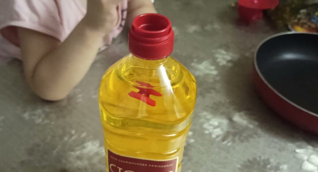 Що це за дивні розрізи в “шийці” пляшки з олією: ніколи не здогадаєтеся, для чого цей пристрій 