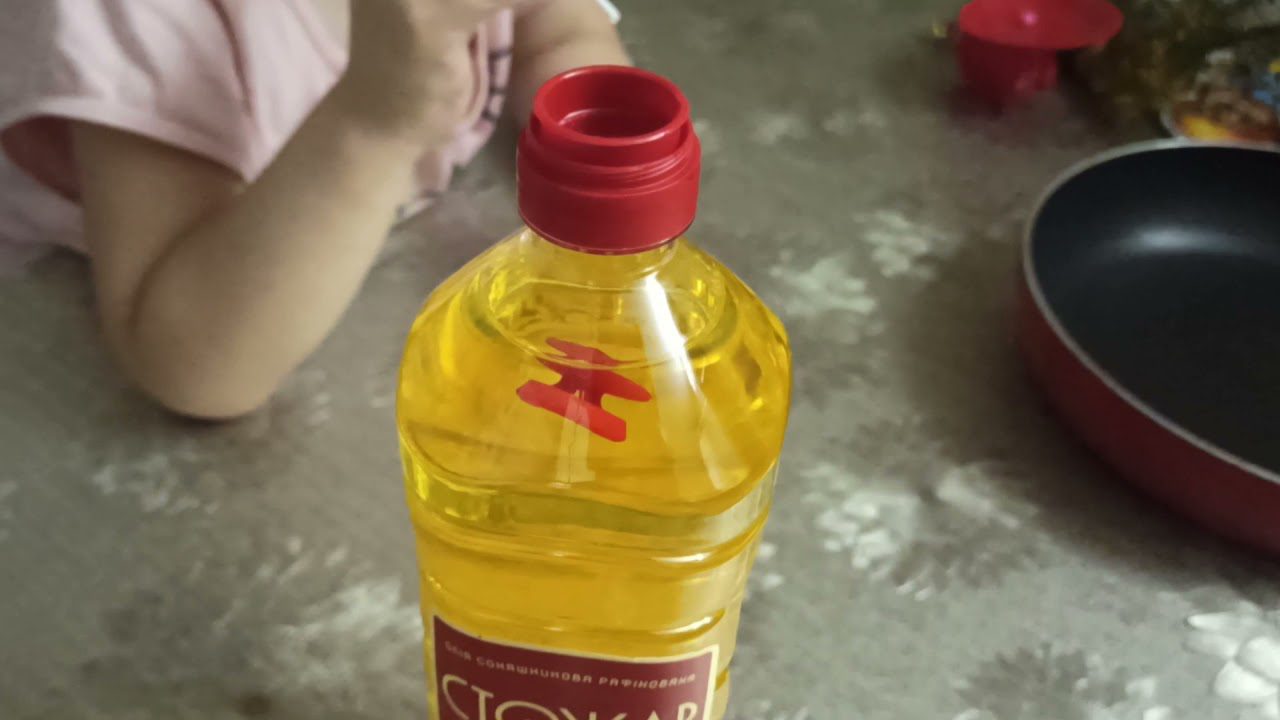 Навіщо в шийці пляшки з олією роблять розрізи: цікавий факт 