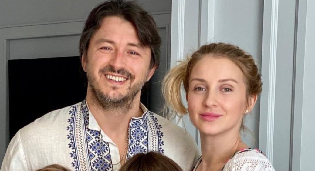 Леопардовий топ і окуляри-ромбики: як виглядає друга дружина Сергія Притули – законодавиця мод 