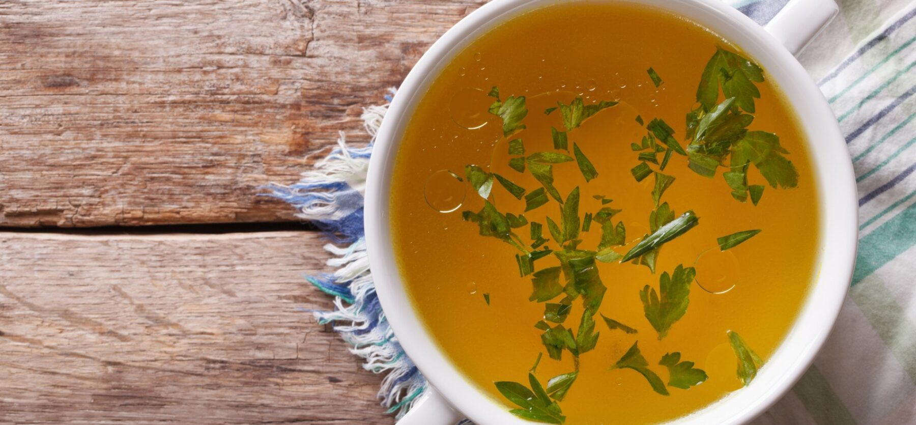 Кулінари поділились рецепт наваристого ароматного бульйону з окорочком