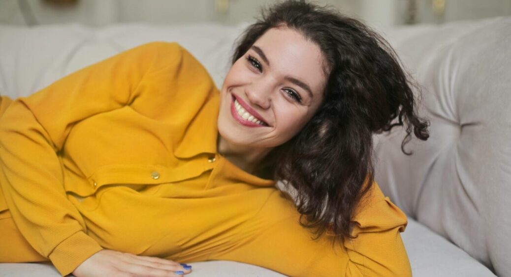 Прощавай, “голлівудська посмішка”: чому зуби жовтіють, навіть якщо ви їх чистите двічі на день 