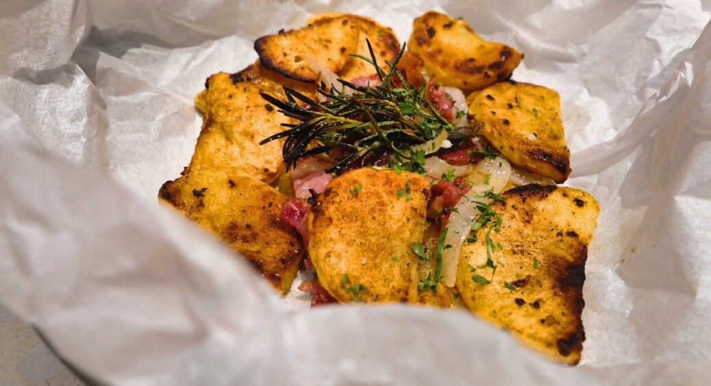 Картопля в духовці приготується з хрусткою скоринкою: кулінарний прийом із заморожуванням 