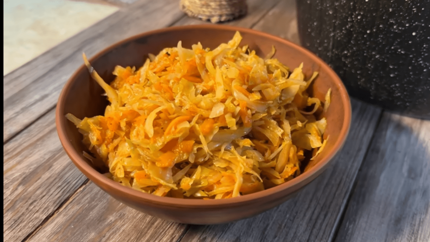 Кулінари розповіли, навіщо додавати до тушкованої капусти молоко