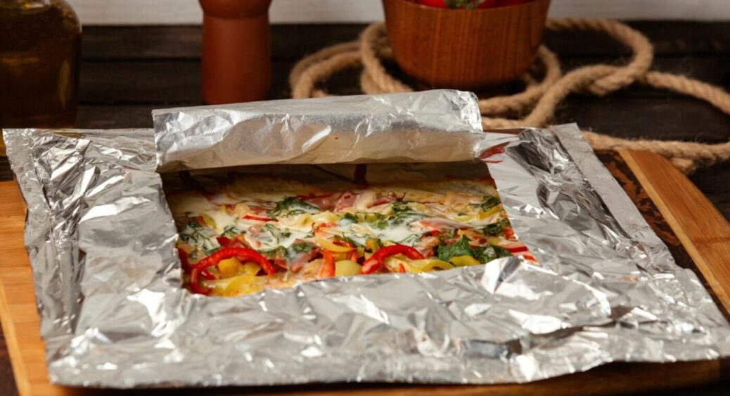 Ви робили це не правильно: в чому секрет запікання страв у фользі – 1 хитрість, без якої нікуди 