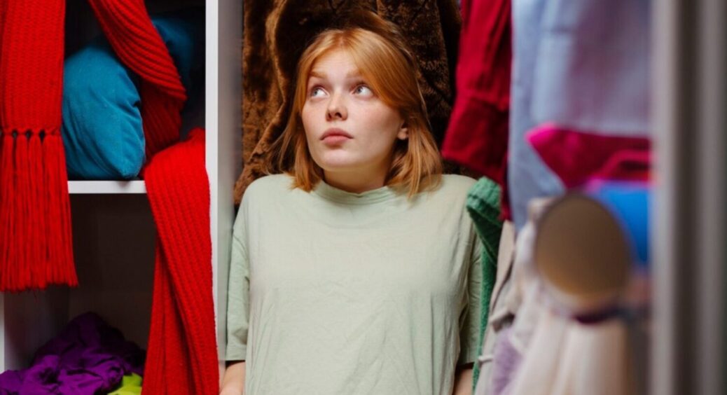 Неприємного запаху як і не було: покладіть активоване вугілля до шафи з одягом – ВАУ-ефект 