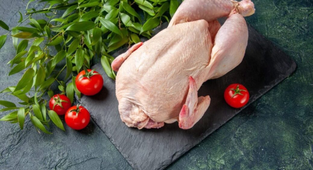 Коли смажите курочку, додайте 1 склянку цього: чому кулінари радять “приправляти” мʼясо чаєм 