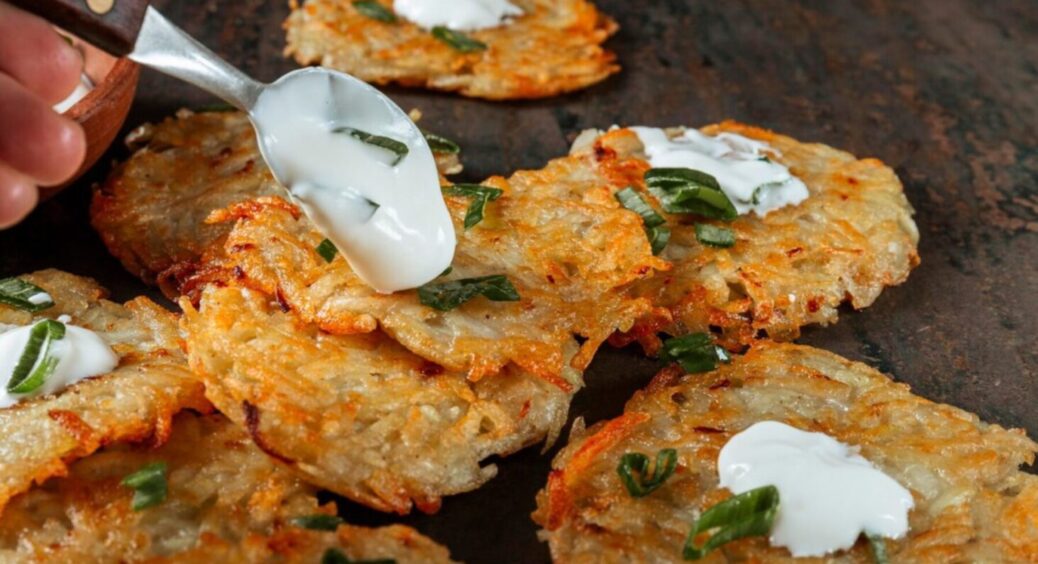 Потрібна лише 1 ложка цього: що додати до дерунів, якщо картопляне тісто вже потемніло 