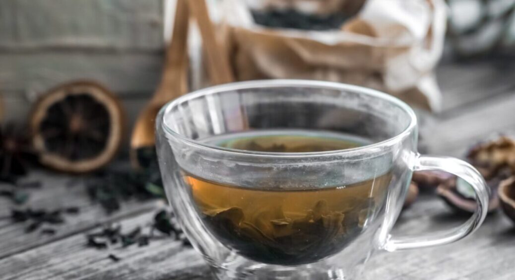 4 причини, чому так відбувається: під час заварювання чаю утворюється біла піна – що це таке 