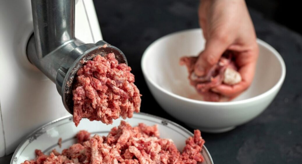 Цієї помилки допускаються 99% господинь: чому не можна торкатися фаршу руками – всім на замітку 