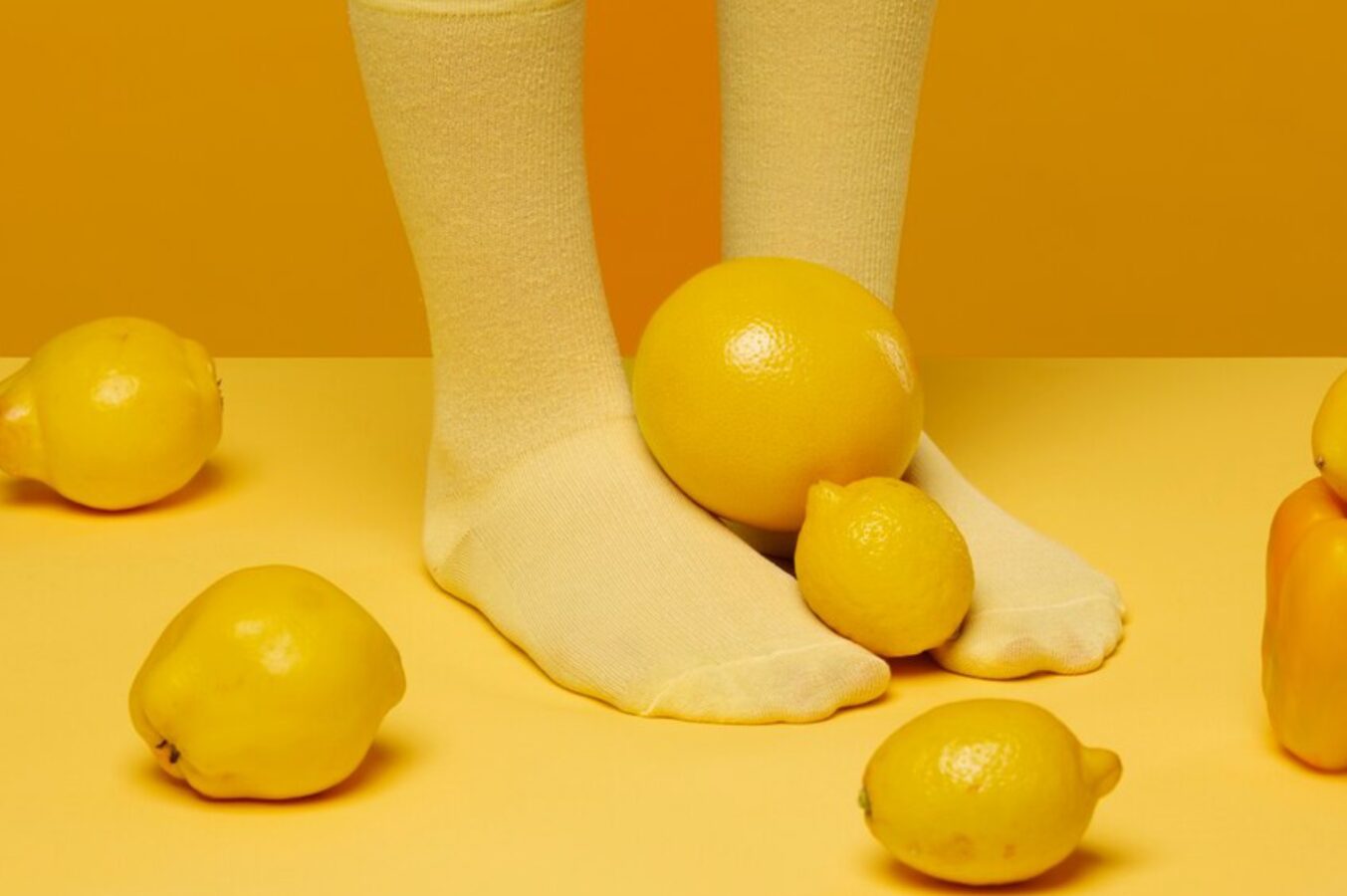 Господині зізнались, що буде, якщо покласти в шкарпетки лимон