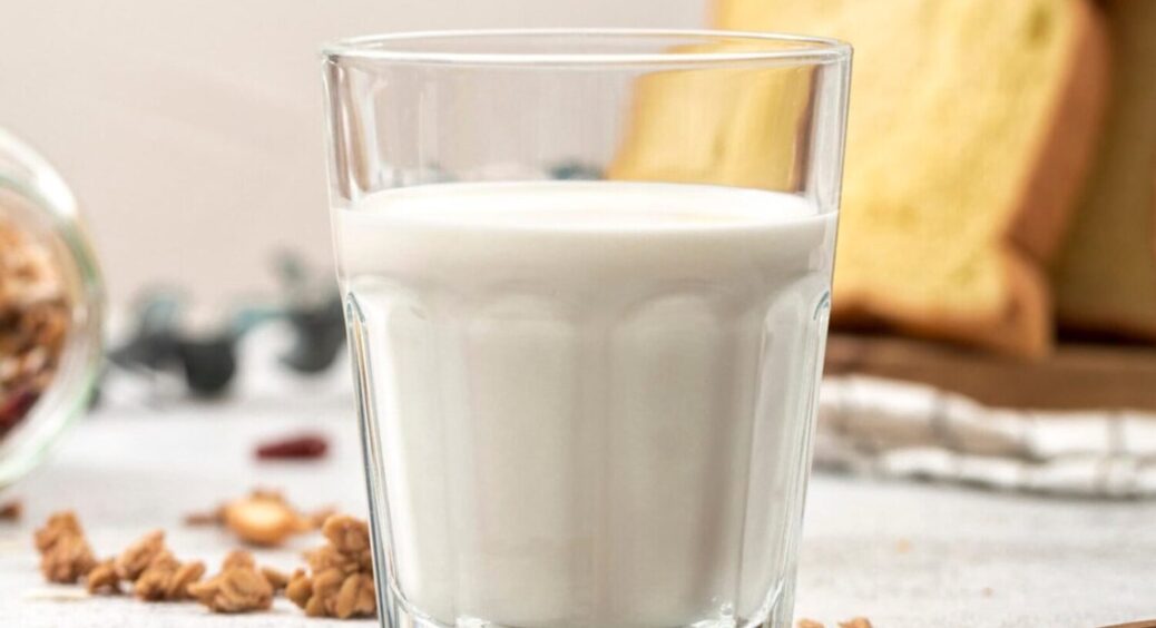 Лише 1 дія, яка продовжить життя для вашого молока: що зробити, щоб воно зберігалось довше 