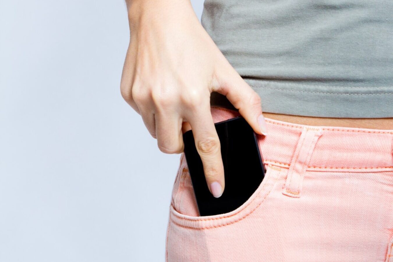 Експерти назвали, які речі не можна носити в кишені