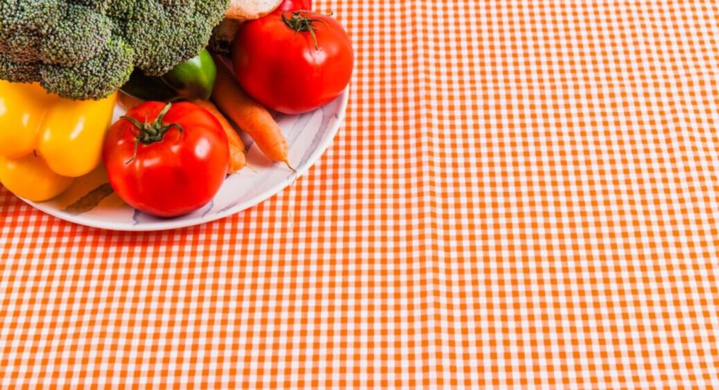 Не лише для столу: +1 ідея, як можна використати скатертину в побуті – лайфхак на мільйон 