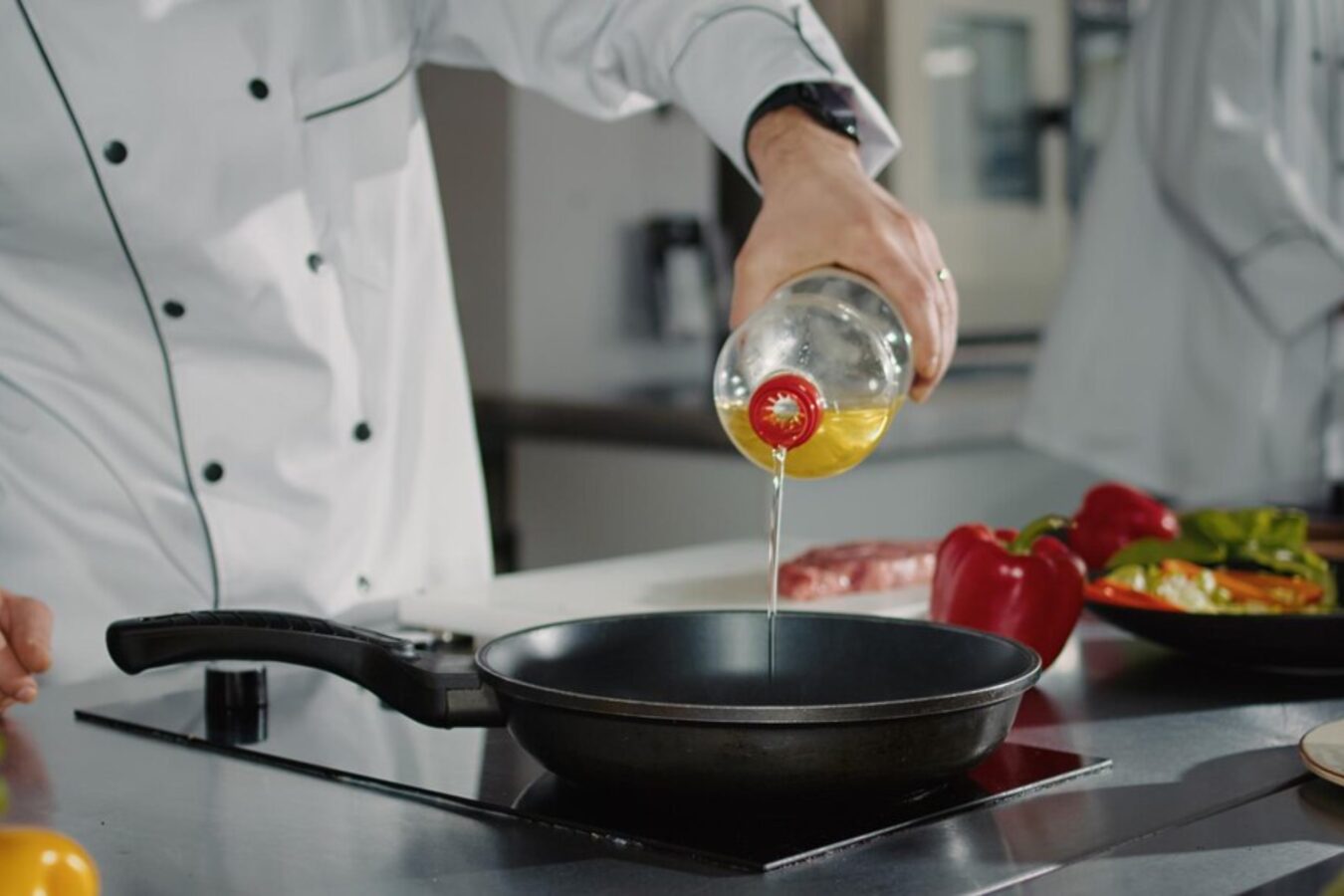 Експерти розповіли, що зробити, щоб олія перестала пінитись під час приготування