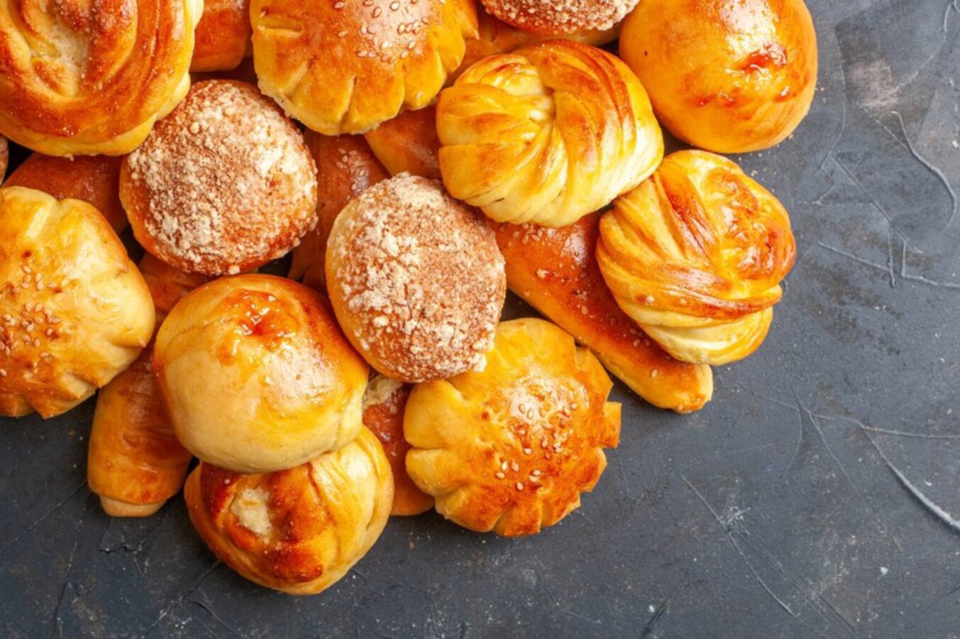 Кулінари розповіли, чим можна змастити булочки, якщо немає яєць