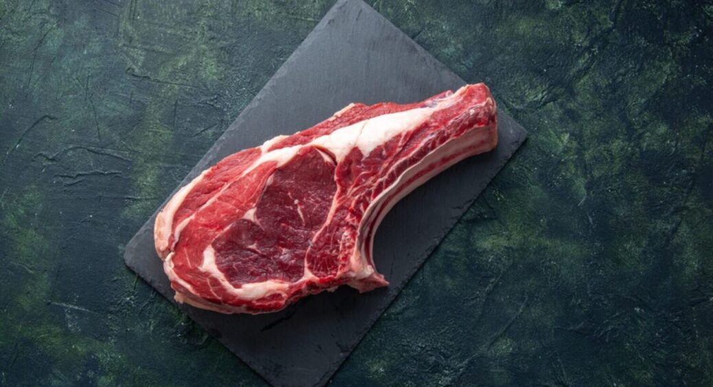 Буде ніжною, соковитою і мʼякою: як розмʼякшити яловичину під час приготування – ТОП-3 способи 