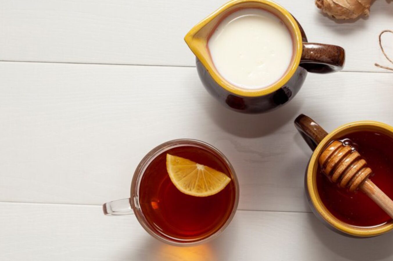 Експерти розсекретили, чи можна додавати мед у чай та за яких умов