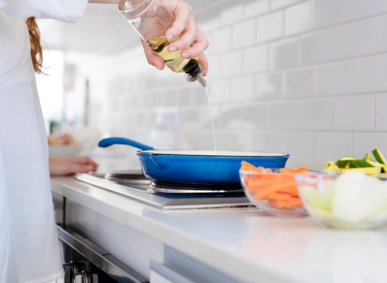 Експерти розповіли, як уникнути бризок під час смаження на олії