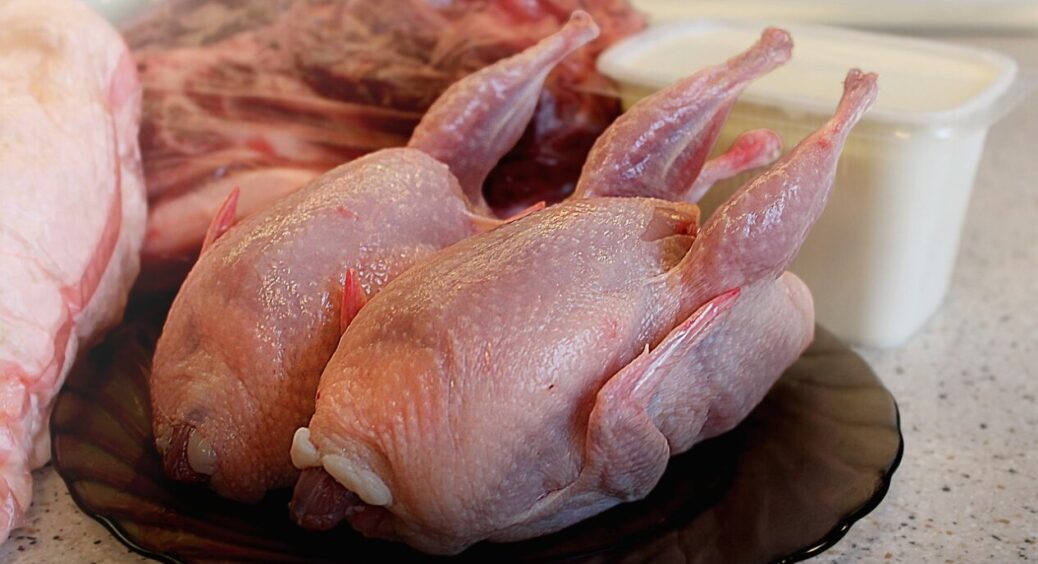 Яке м’ясо “пічкають” антибіотиками? Його купують найчастіше – запам’ятайте і всім розкажіть 